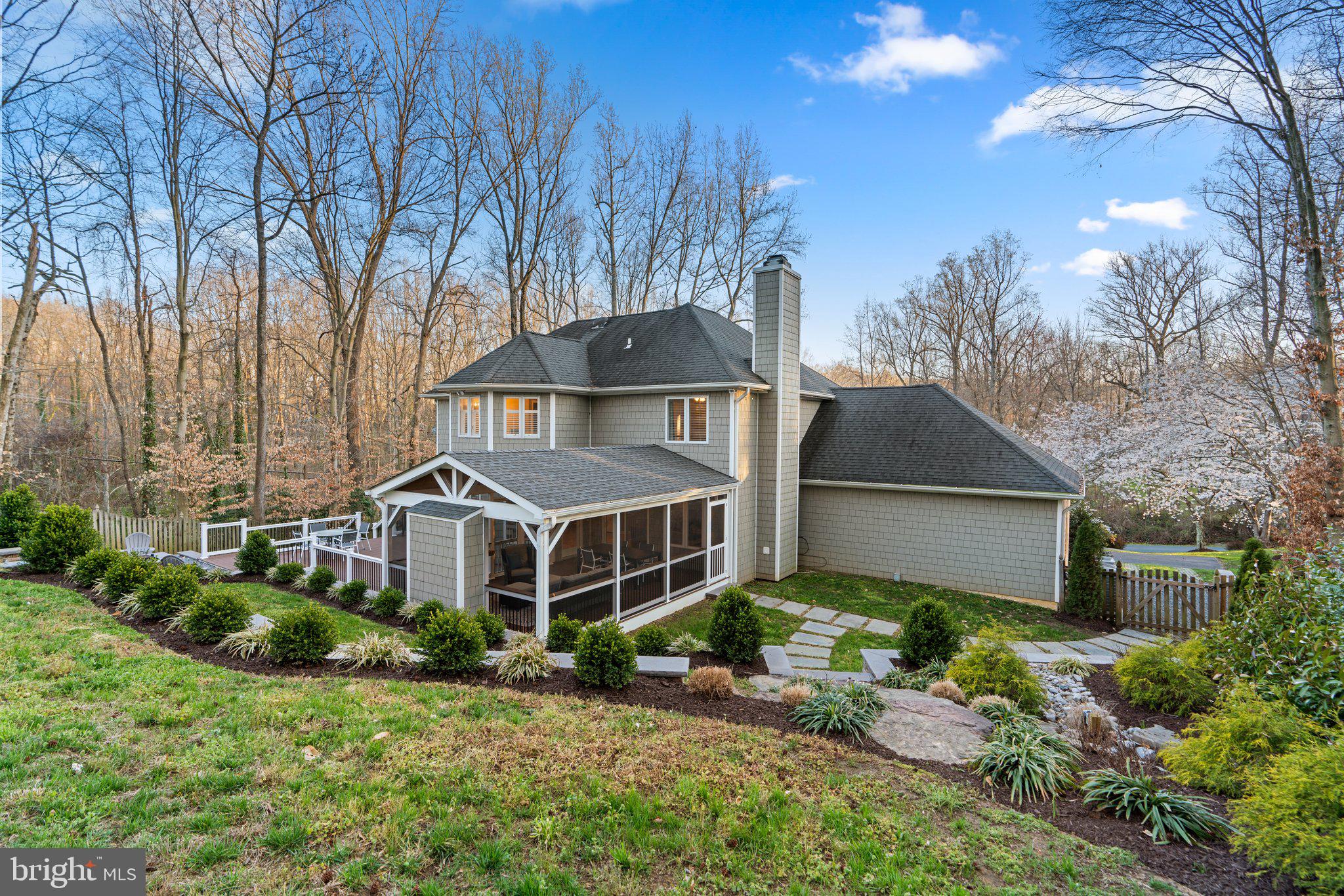 1606 HONEYSUCKLE RIDGE COURT