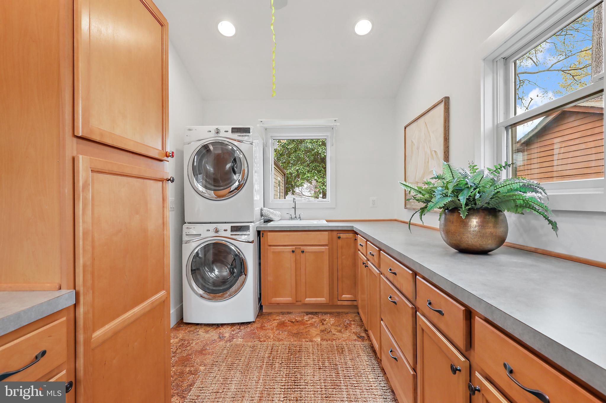 720 N RIVERSIDE DRIVE