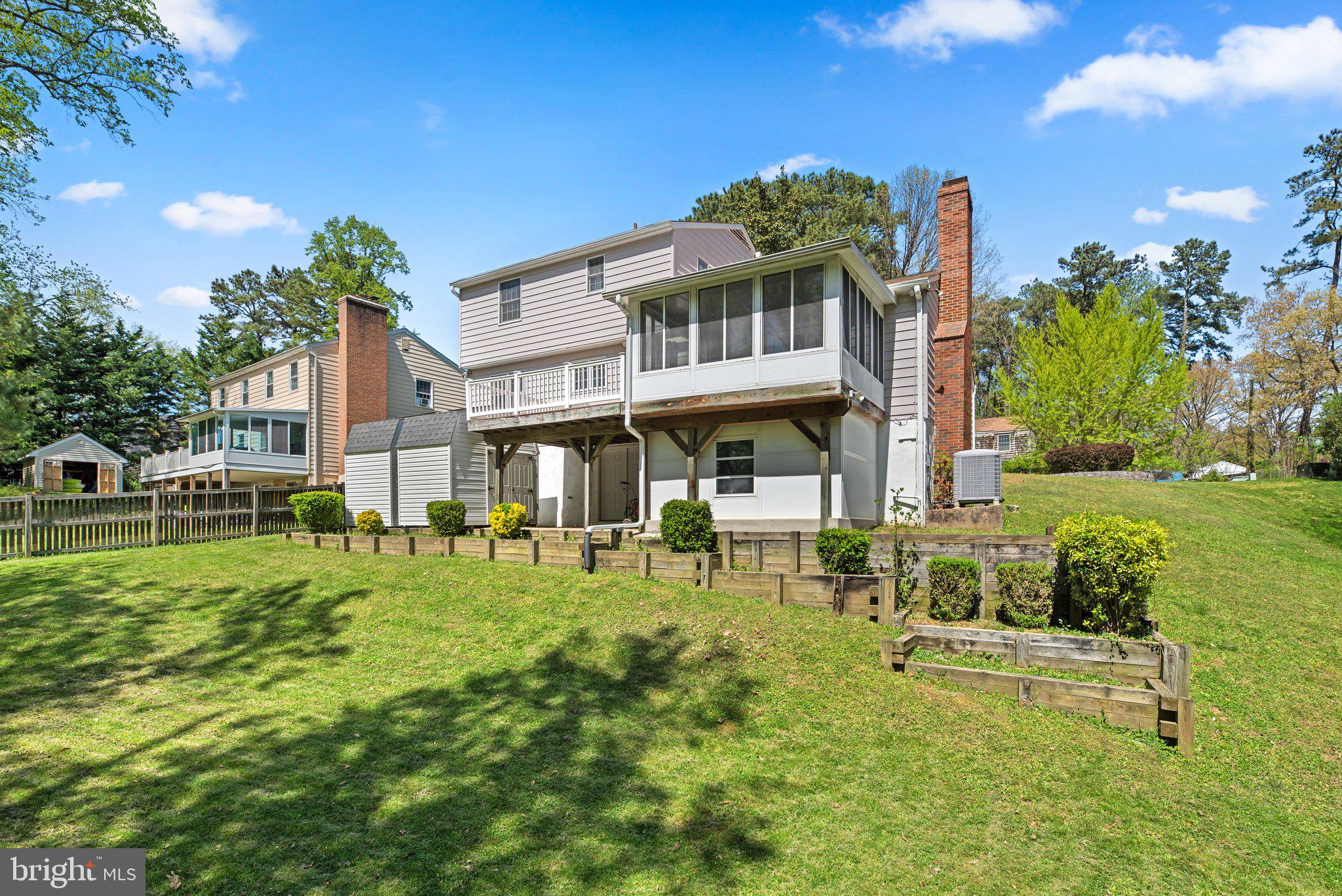 866 TWIN HARBOR DRIVE