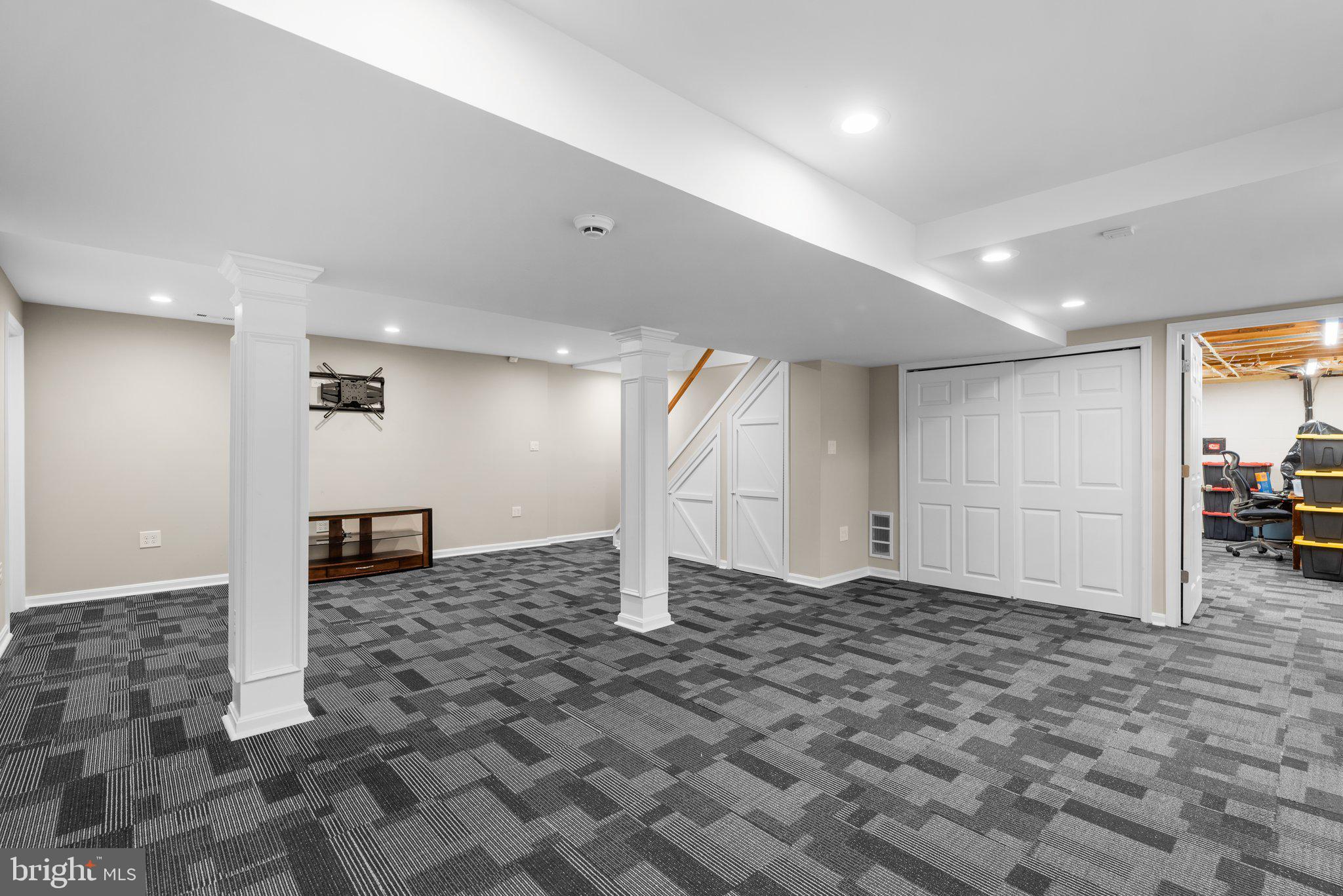 866 TWIN HARBOR DRIVE