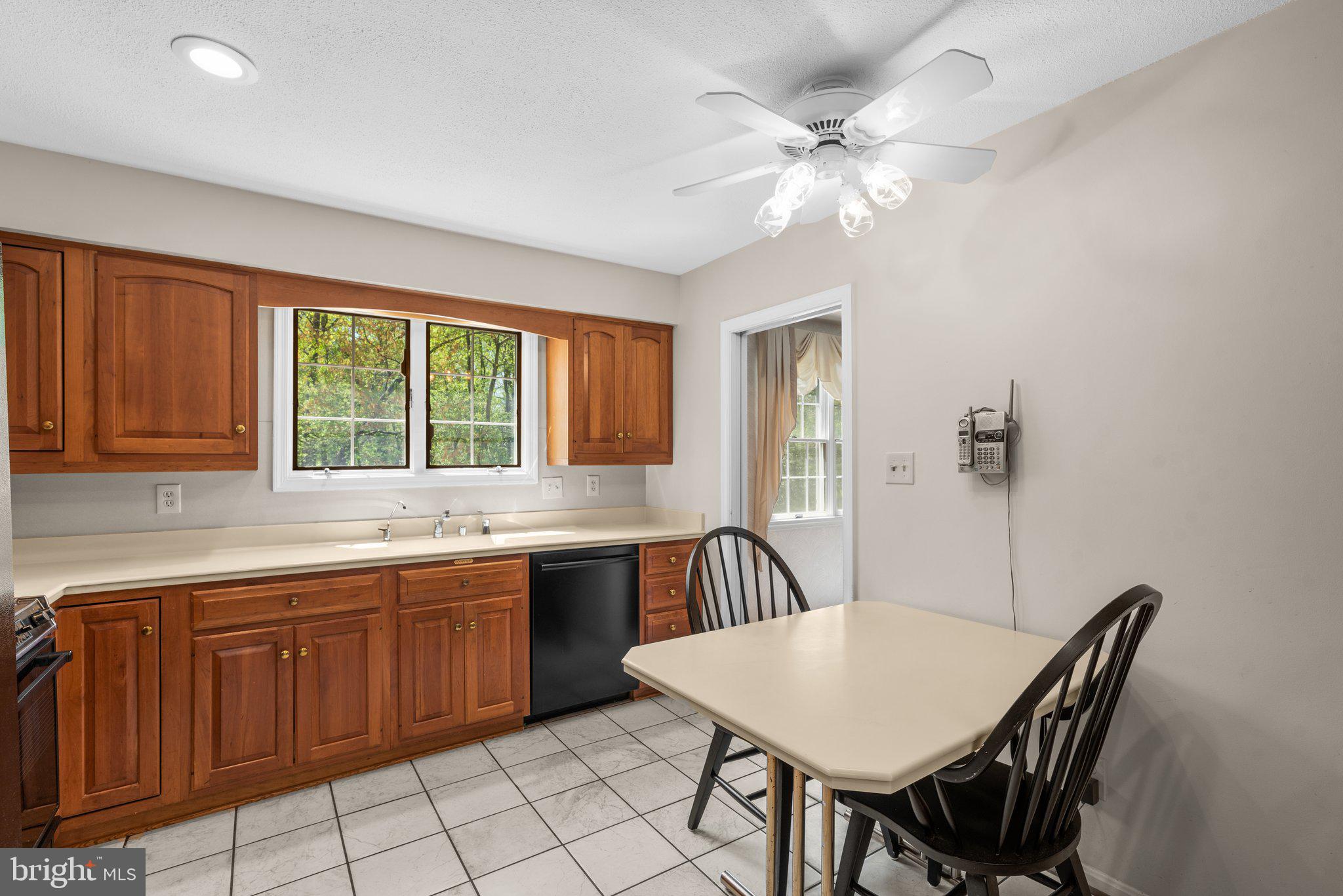 866 TWIN HARBOR DRIVE