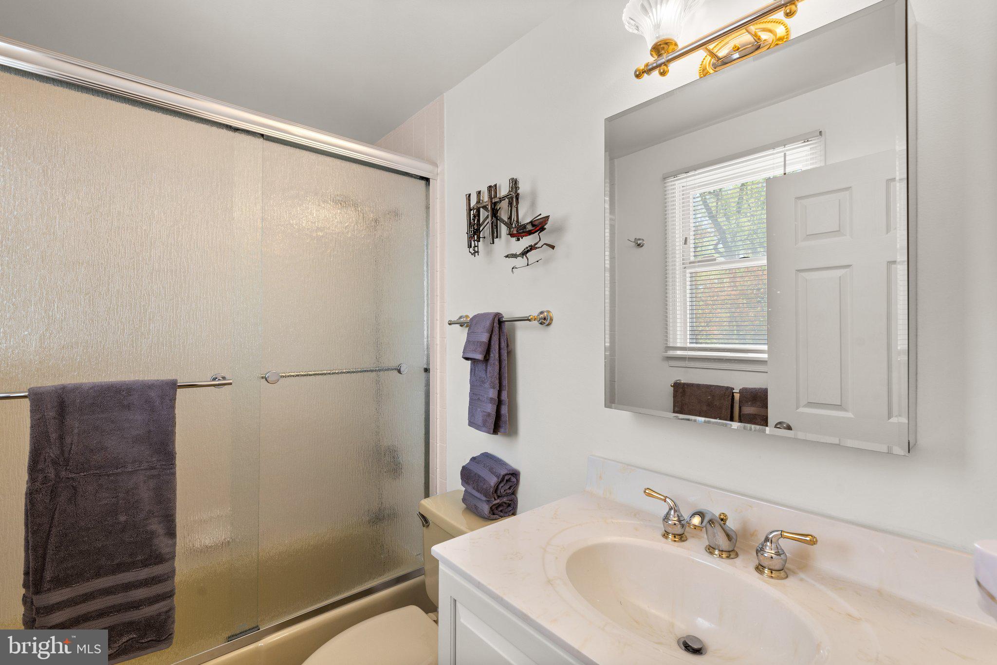 866 TWIN HARBOR DRIVE