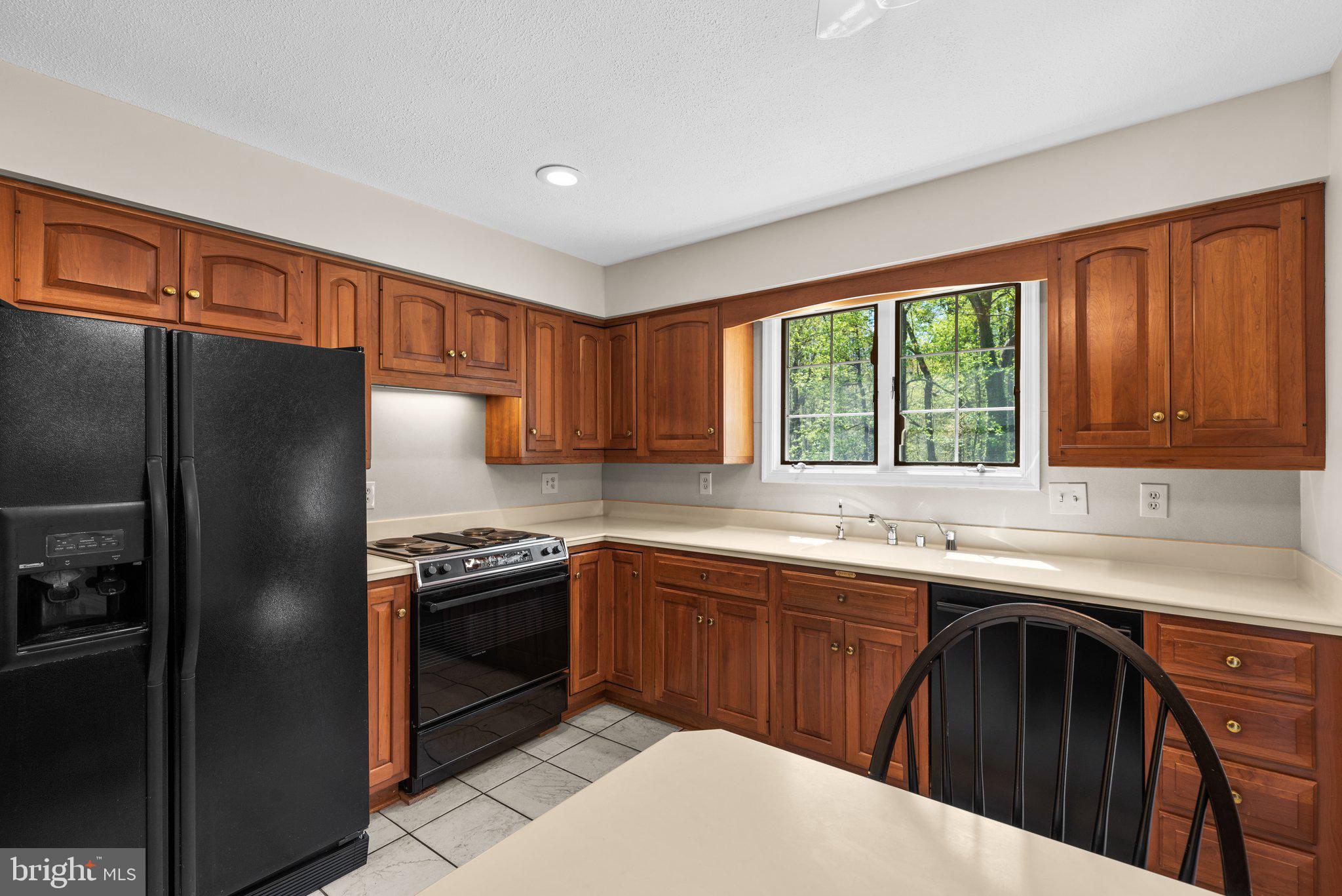 866 TWIN HARBOR DRIVE