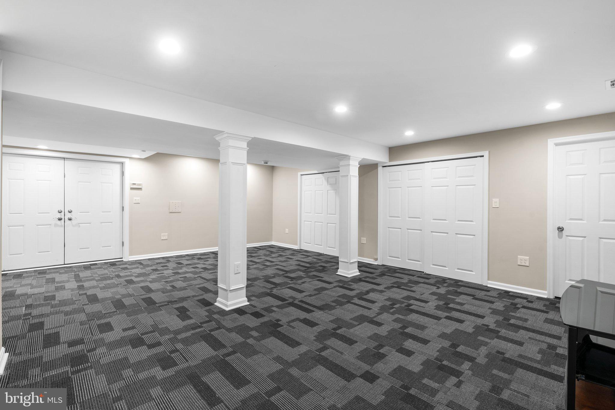 866 TWIN HARBOR DRIVE