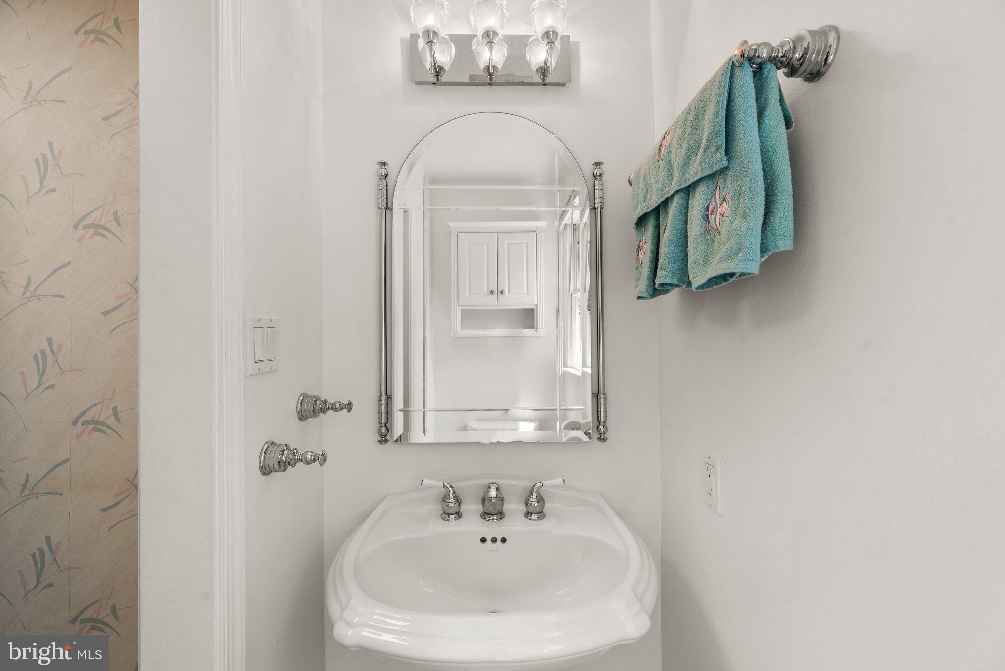 866 TWIN HARBOR DRIVE