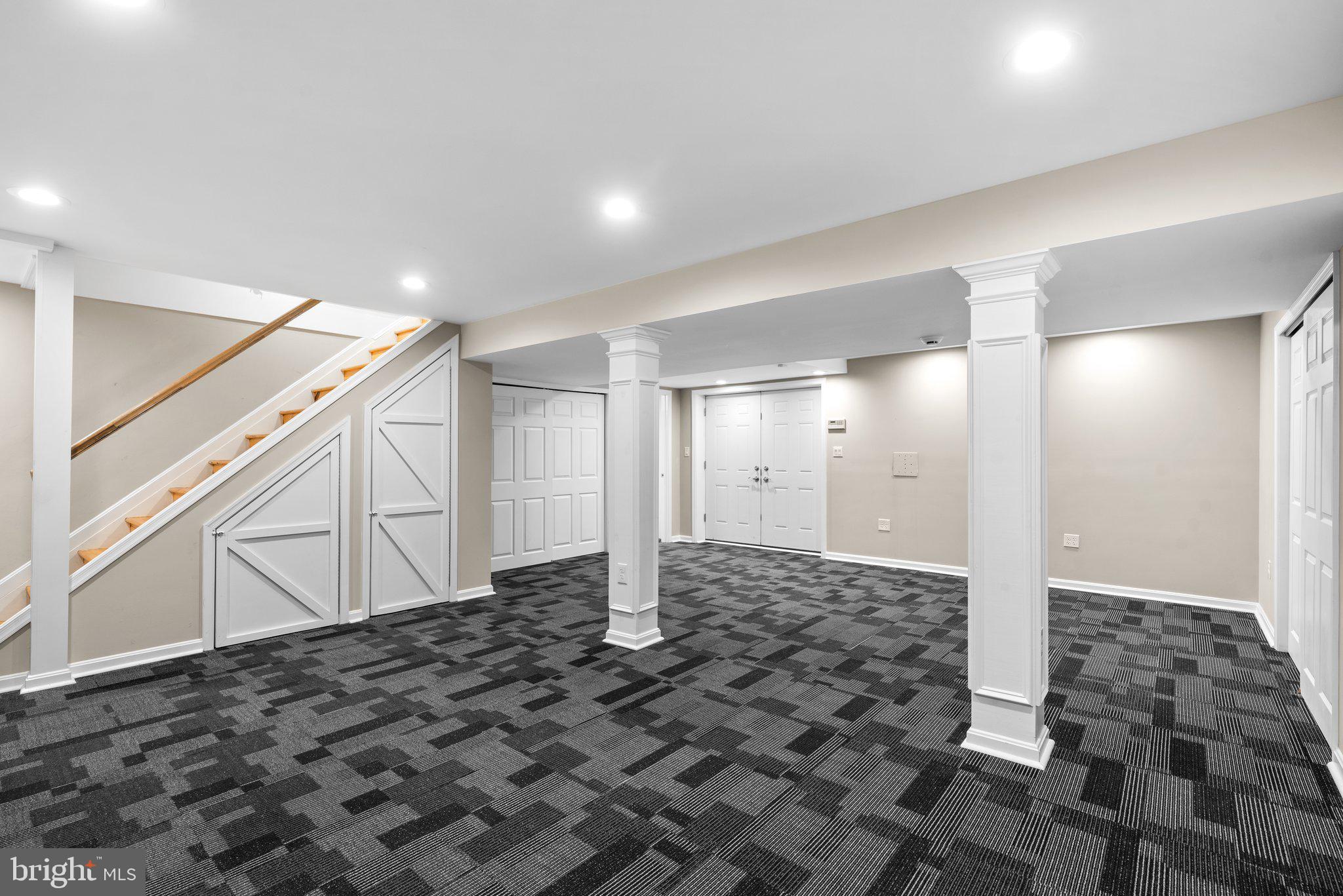 866 TWIN HARBOR DRIVE