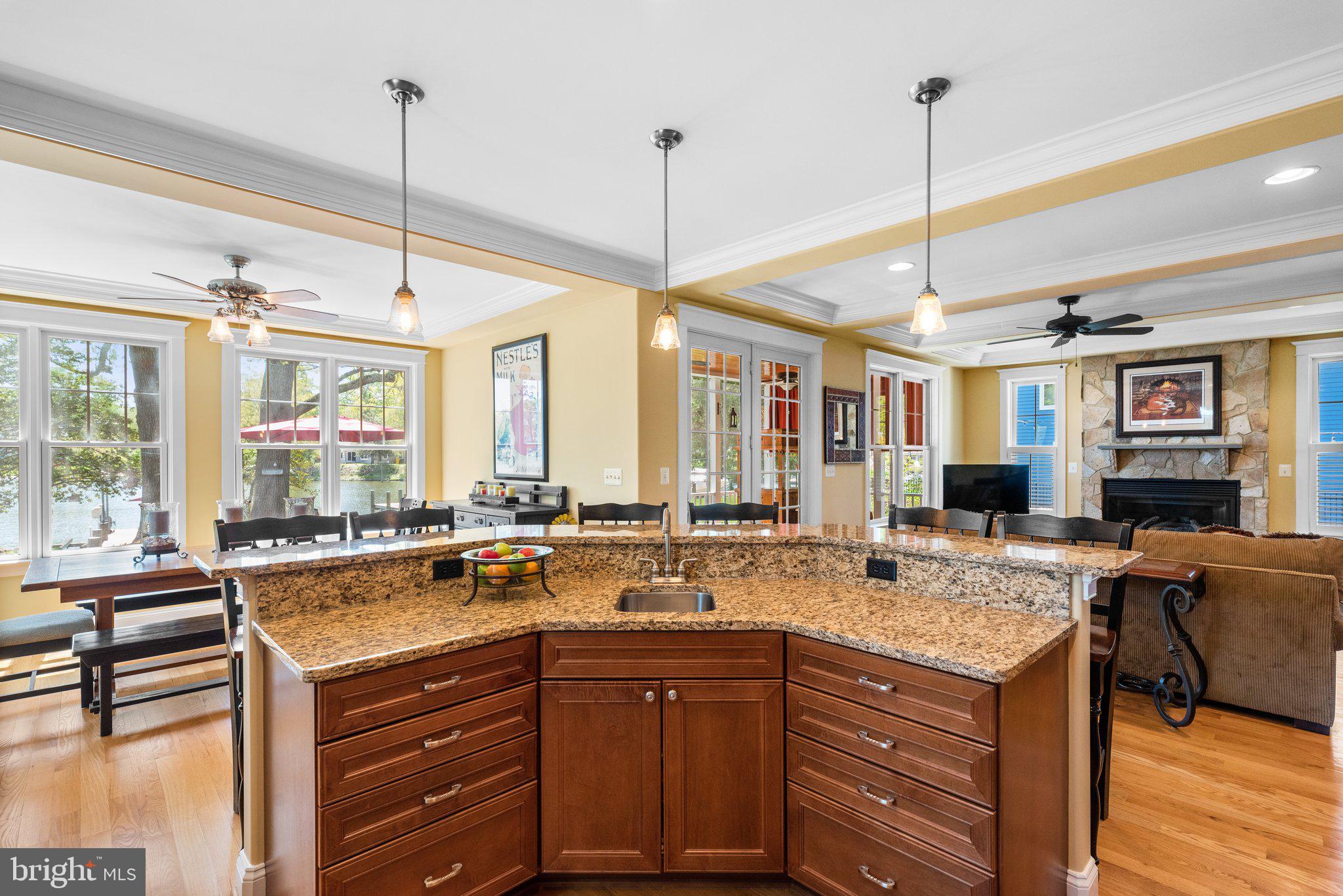 478 LAKESIDE DRIVE