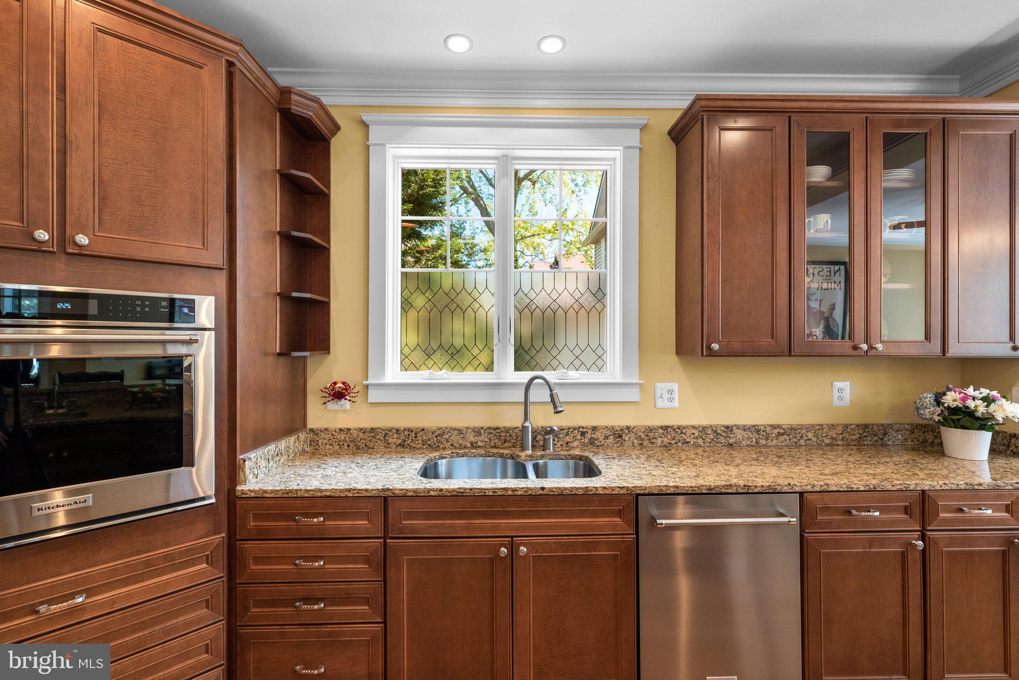 478 LAKESIDE DRIVE