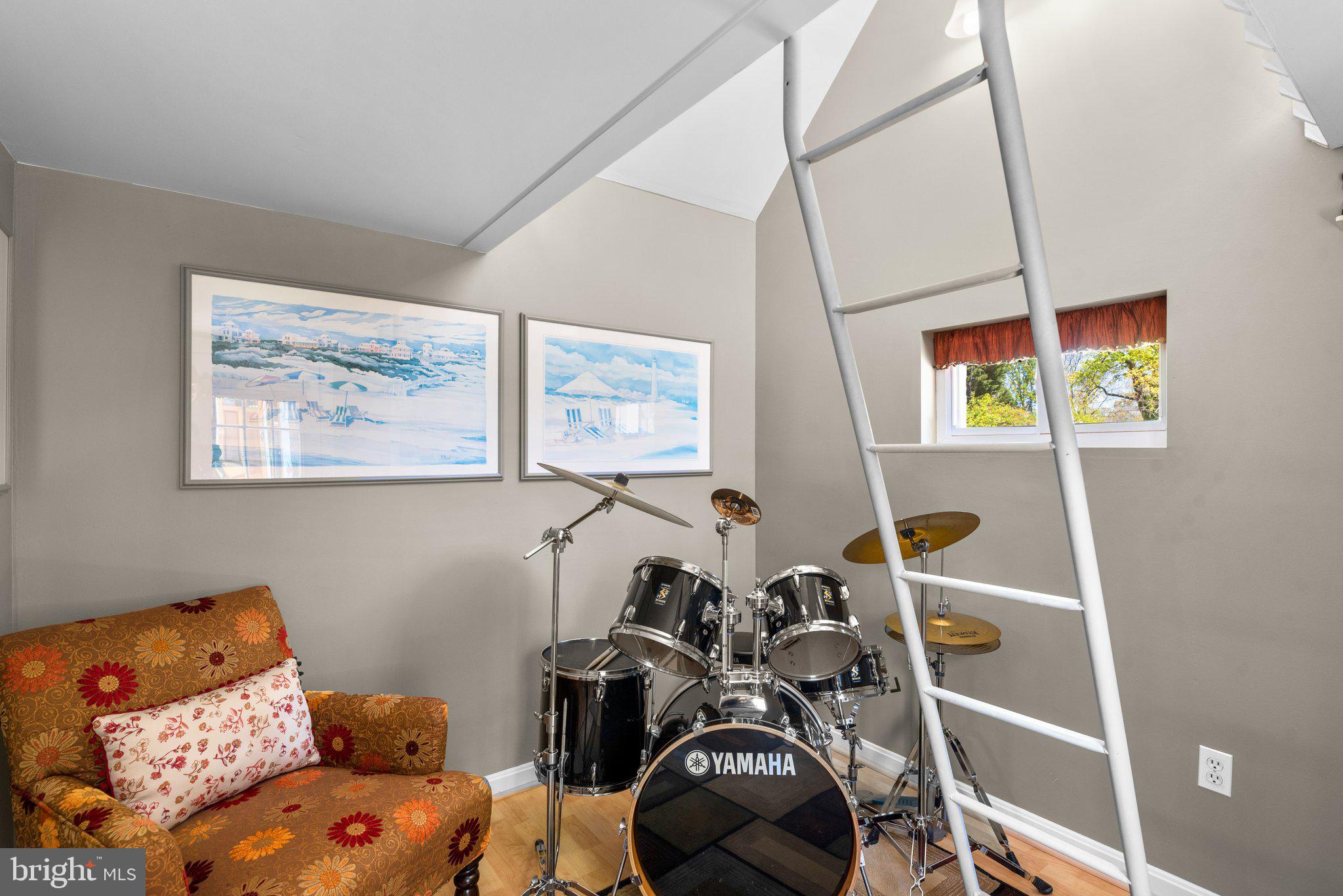 478 LAKESIDE DRIVE