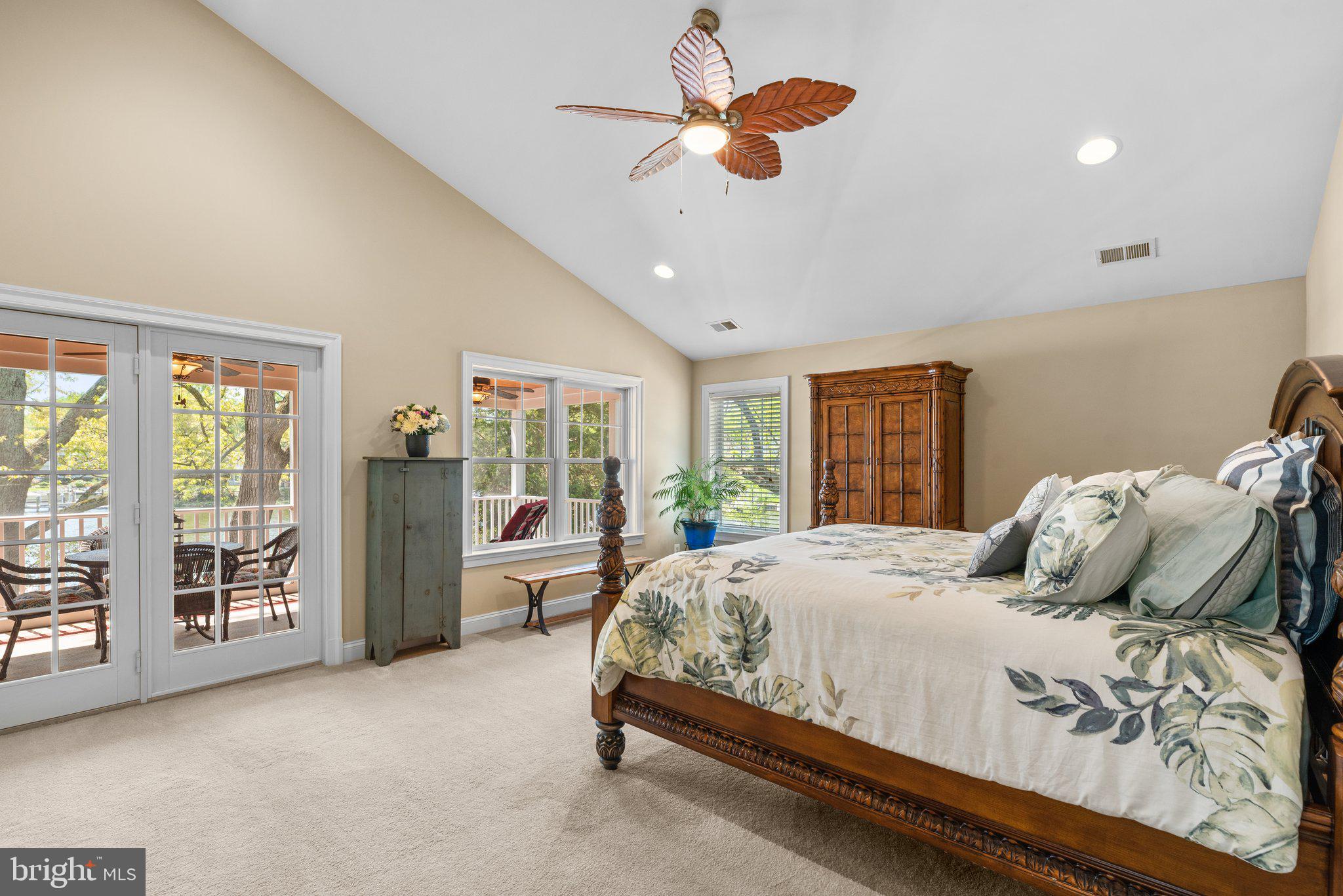 478 LAKESIDE DRIVE