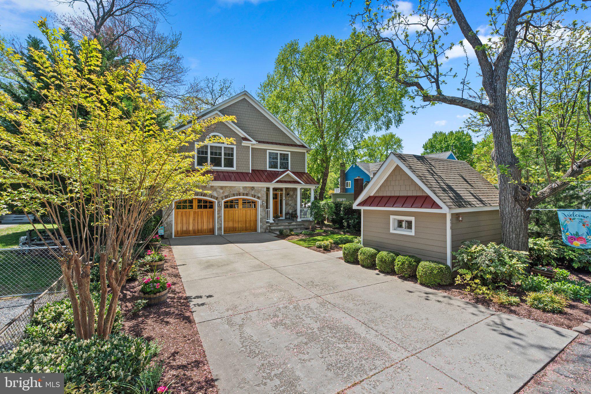 478 LAKESIDE DRIVE