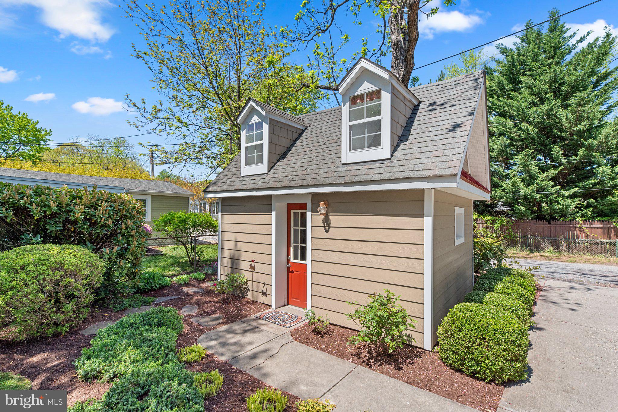478 LAKESIDE DRIVE