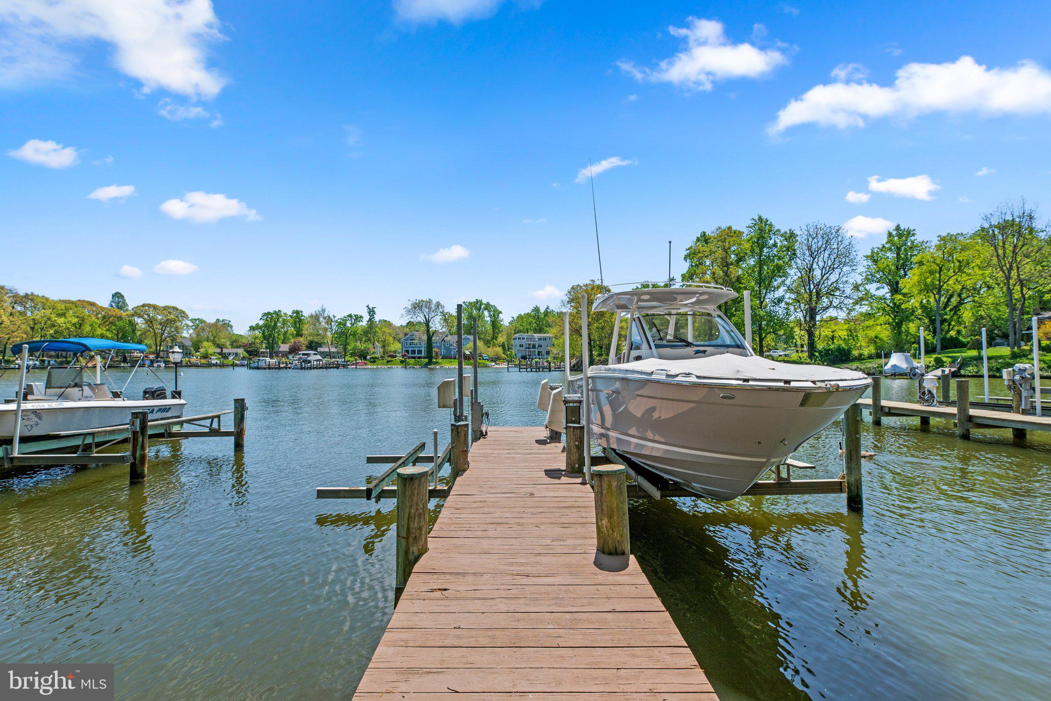 478 LAKESIDE DRIVE
