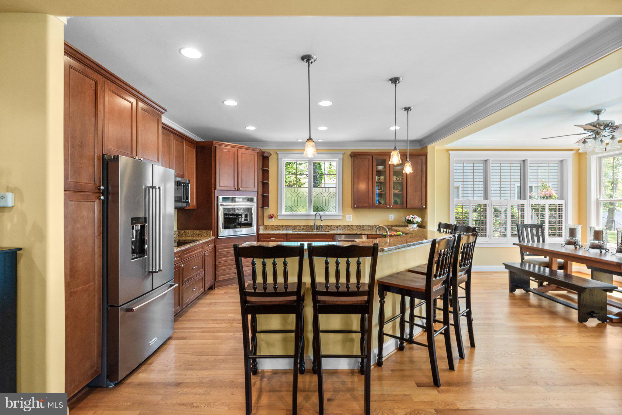 478 LAKESIDE DRIVE