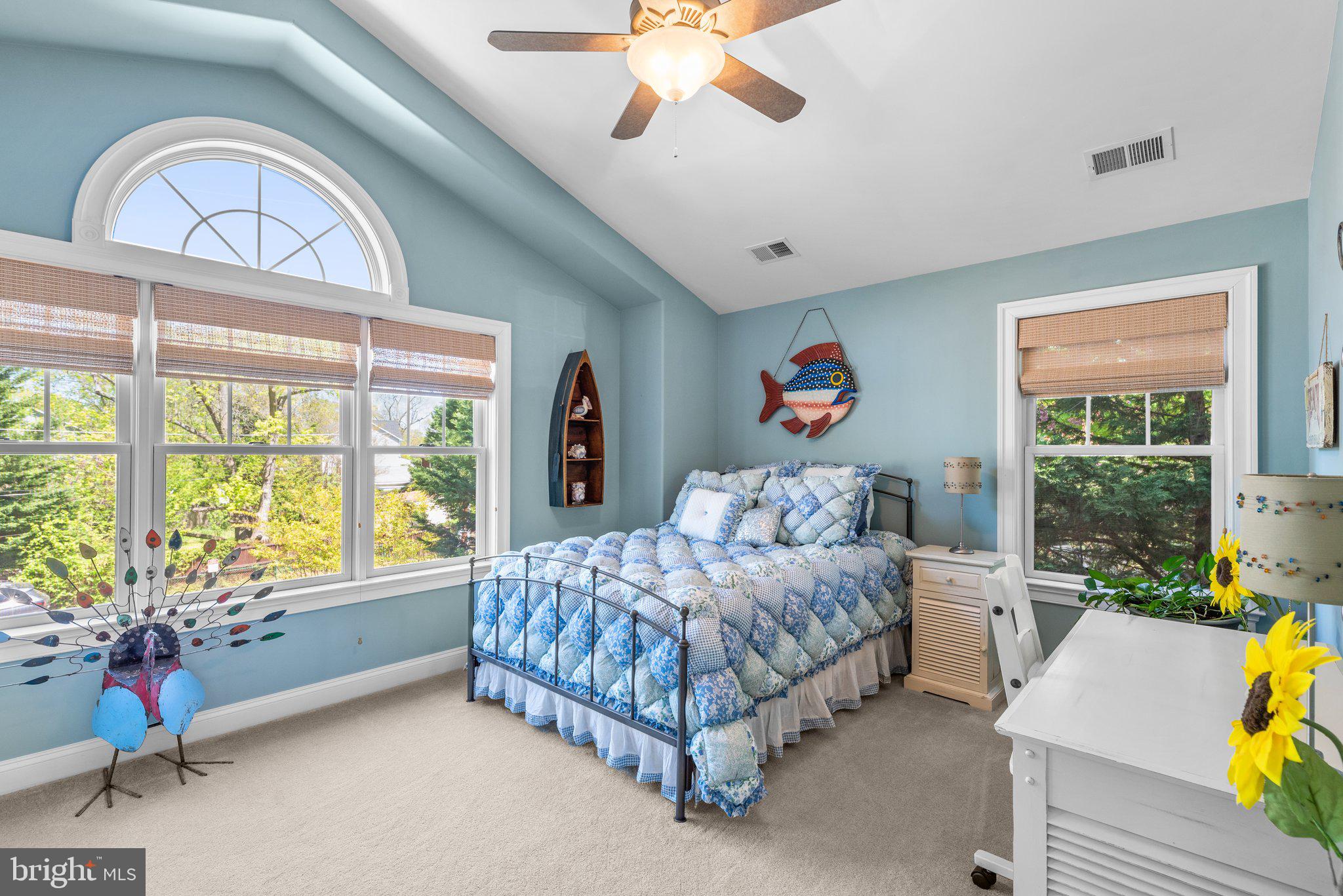 478 LAKESIDE DRIVE
