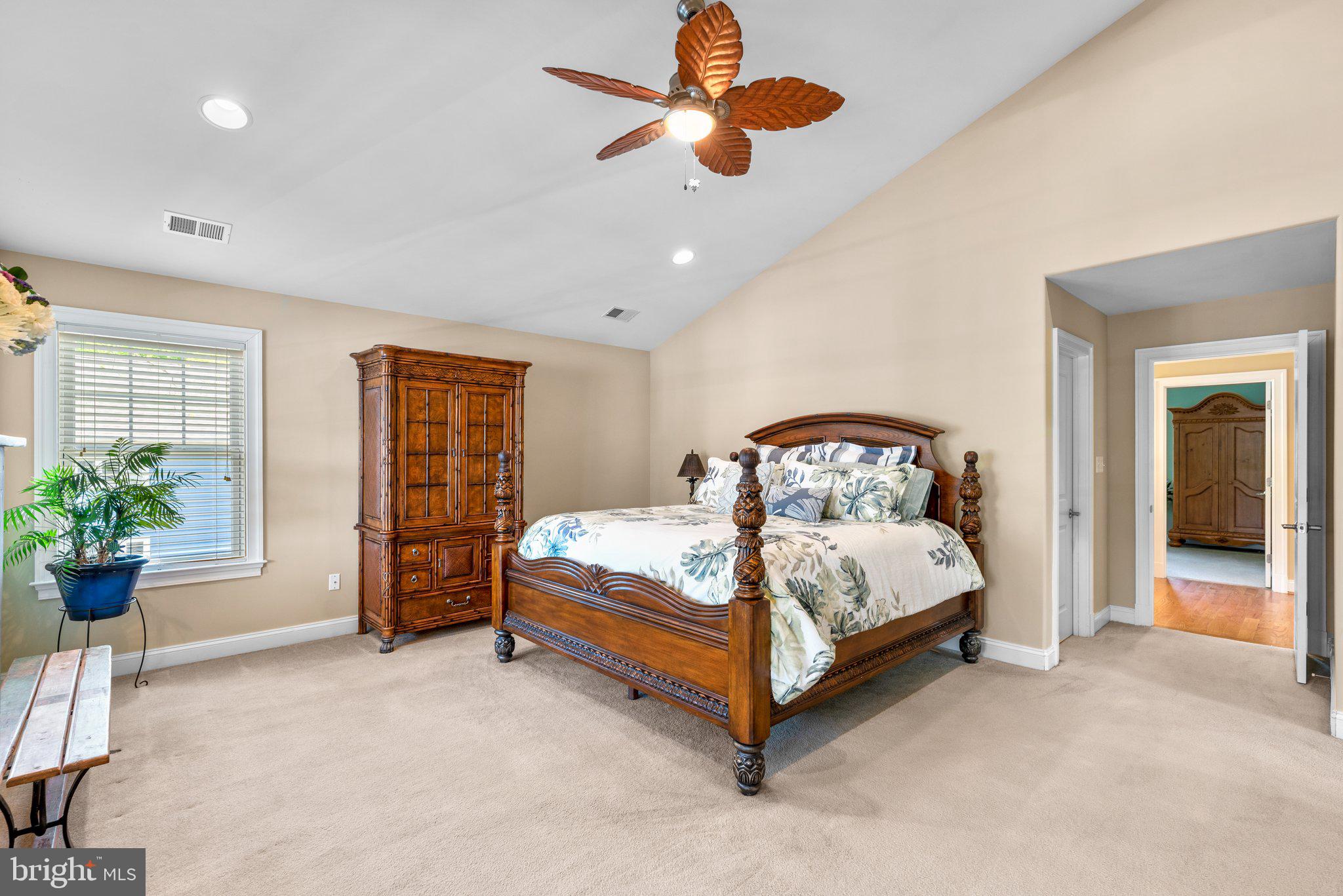 478 LAKESIDE DRIVE