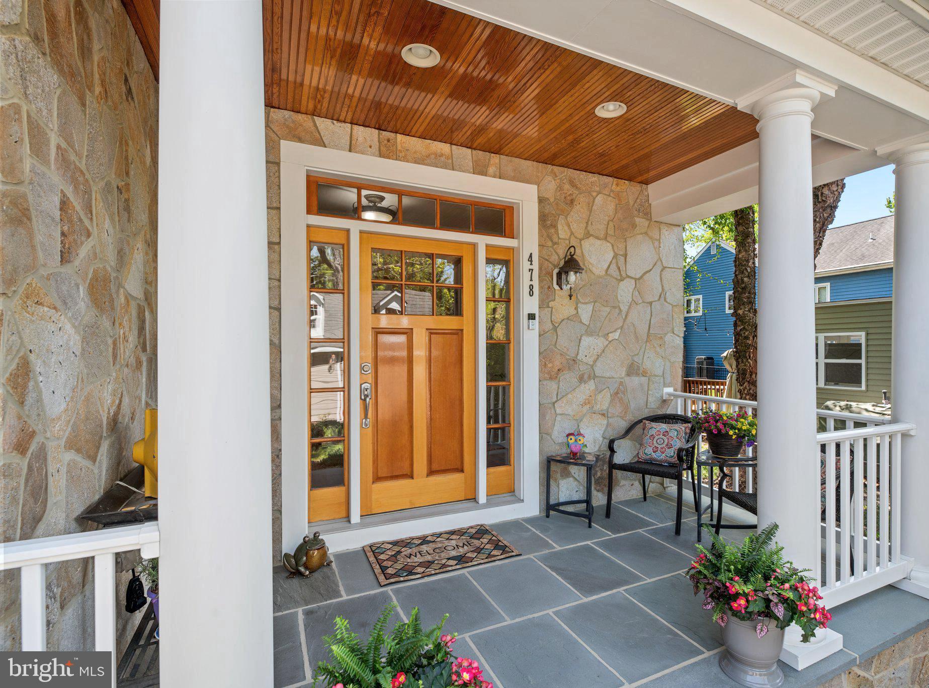 478 LAKESIDE DRIVE