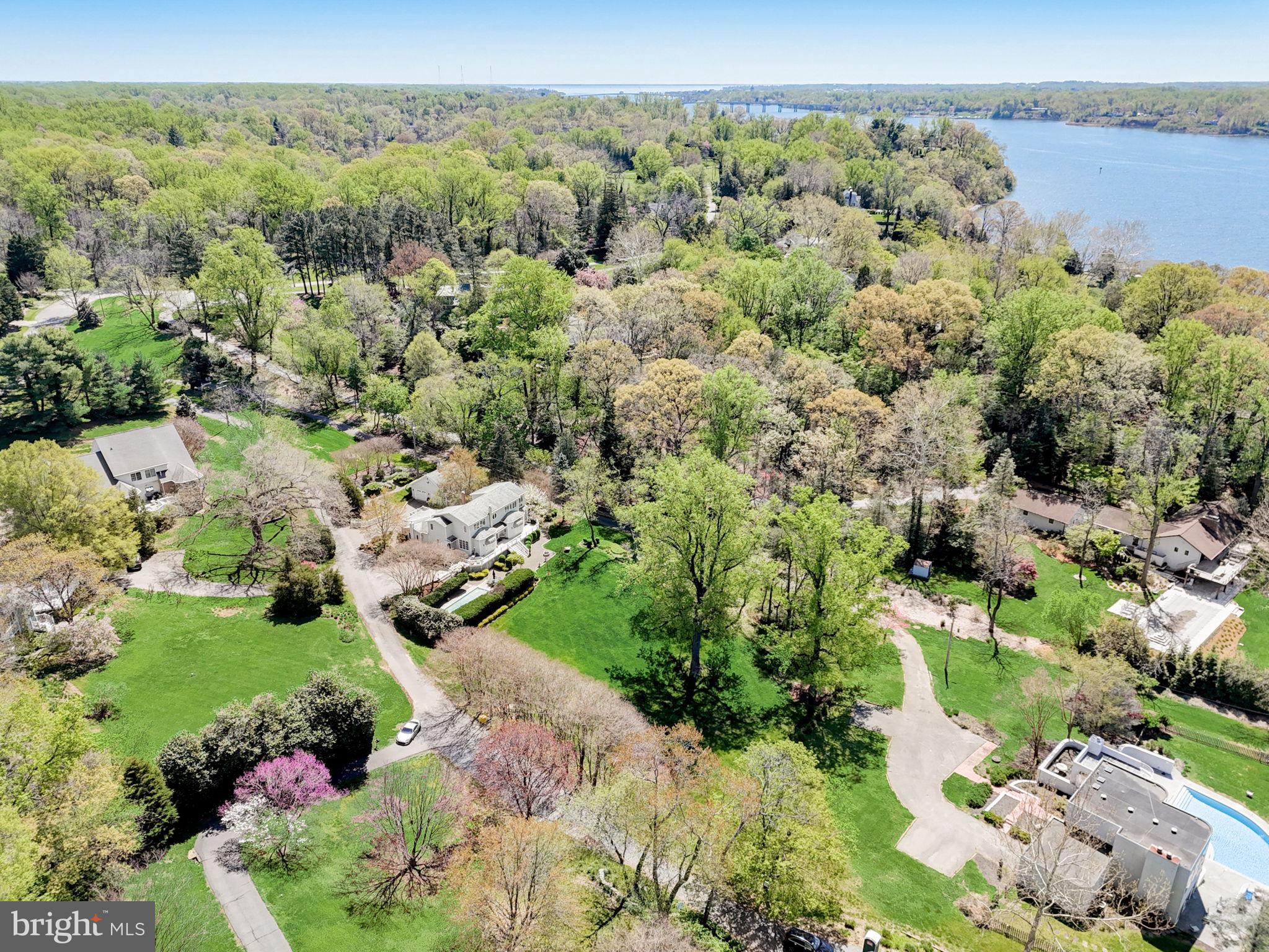 298 JOYCE LANE W