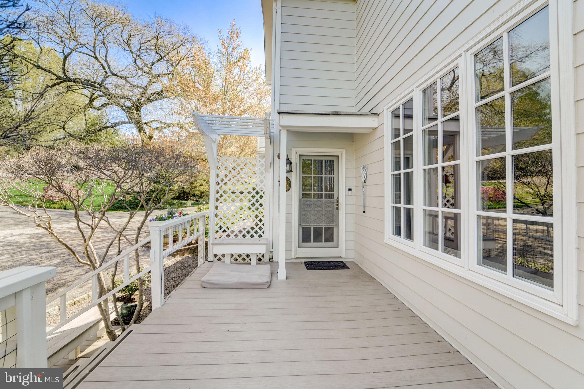 298 JOYCE LANE W