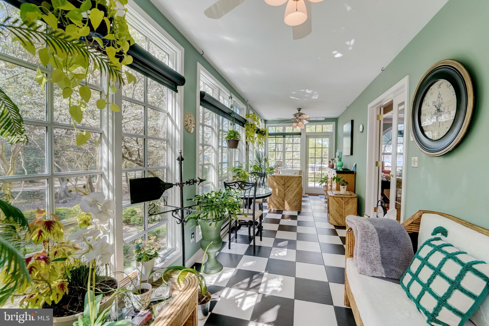 298 JOYCE LANE W