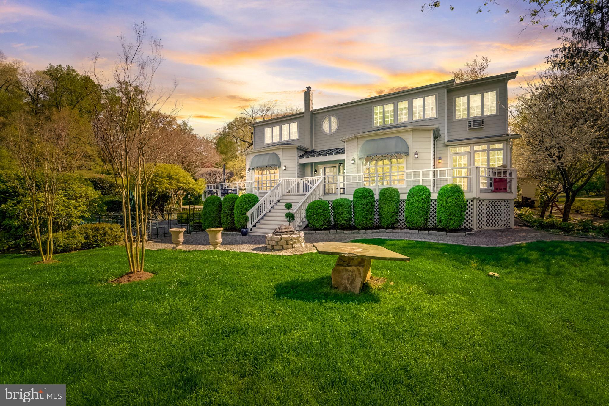 298 JOYCE LANE W
