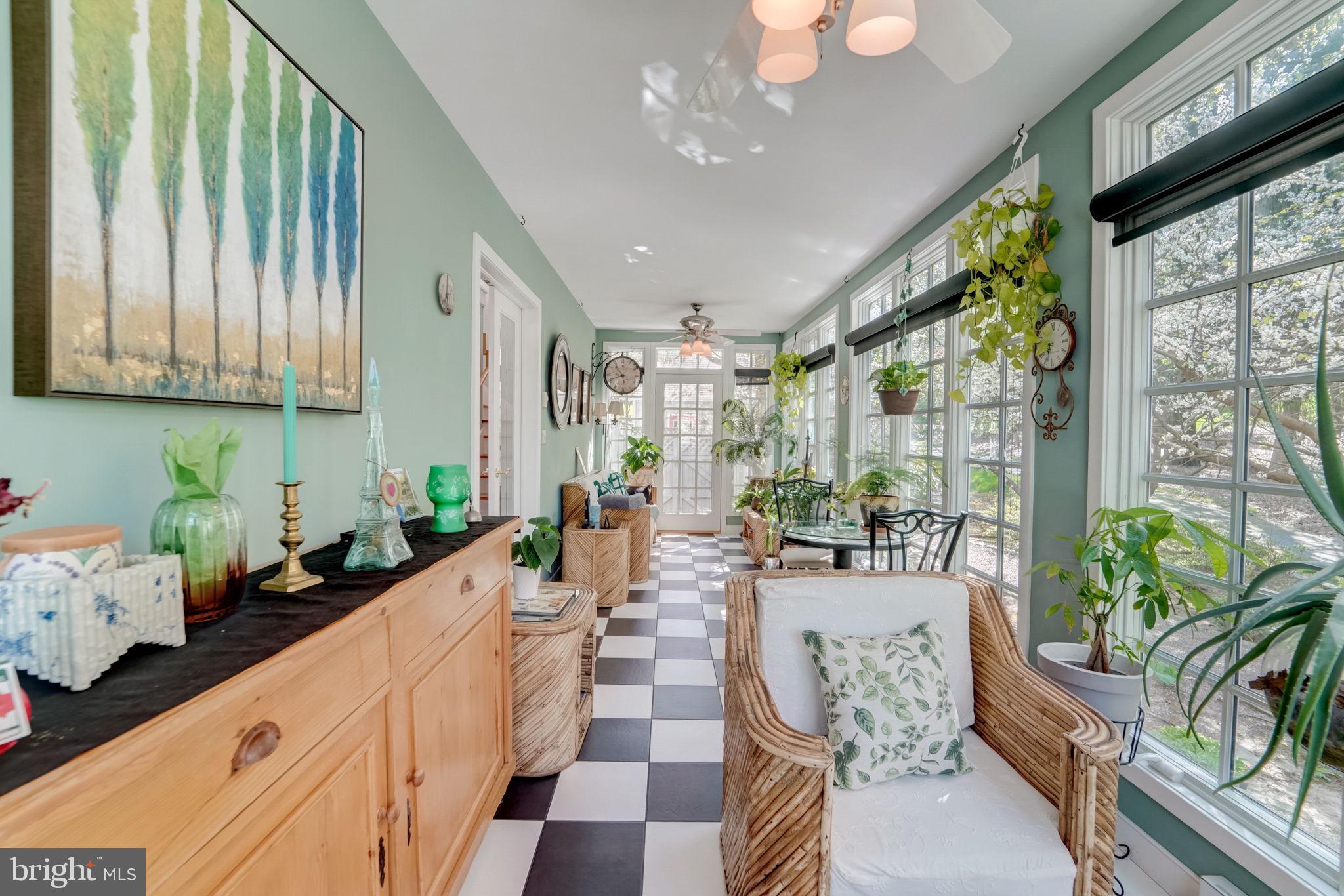 298 JOYCE LANE W