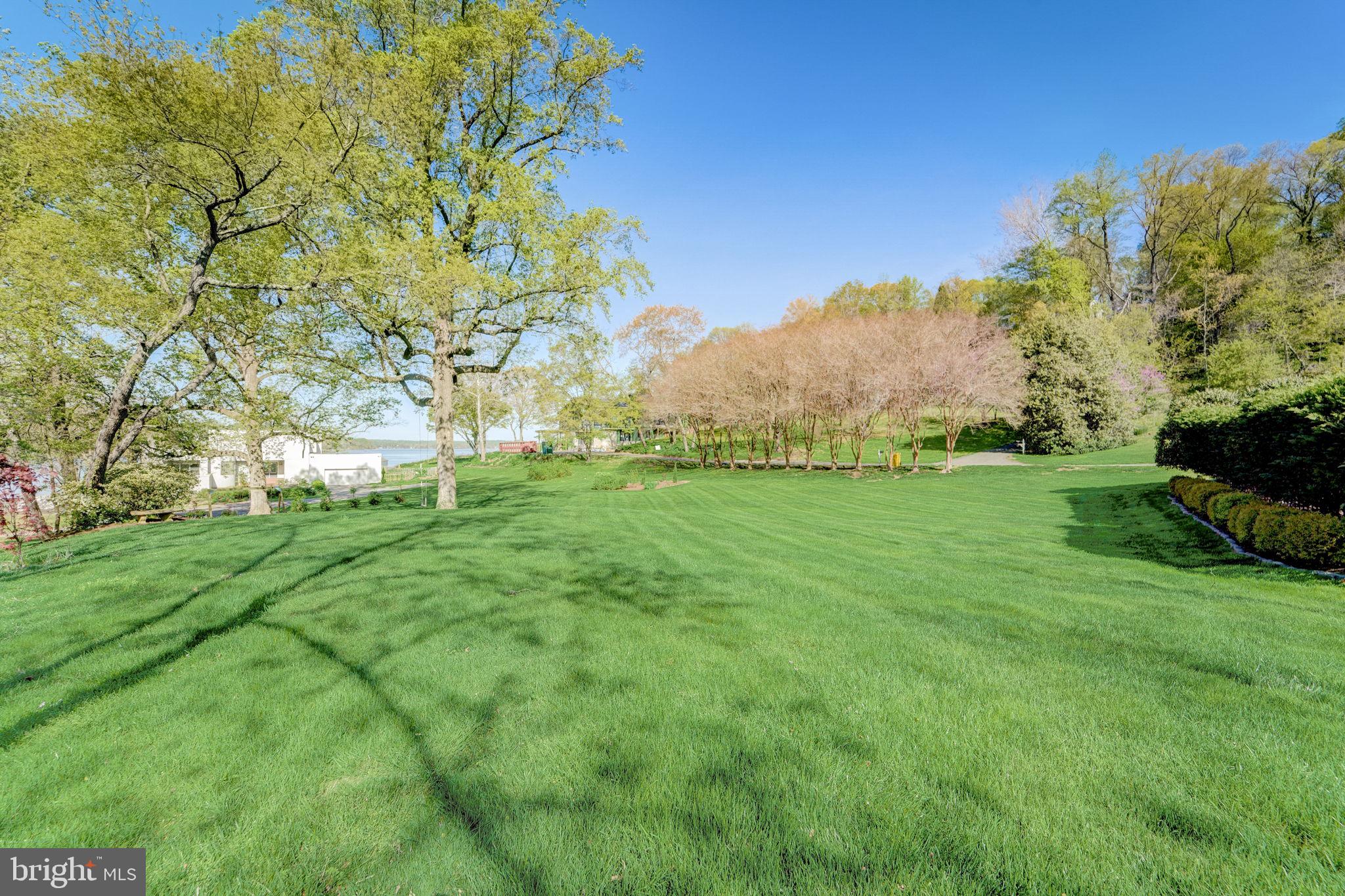 298 JOYCE LANE W