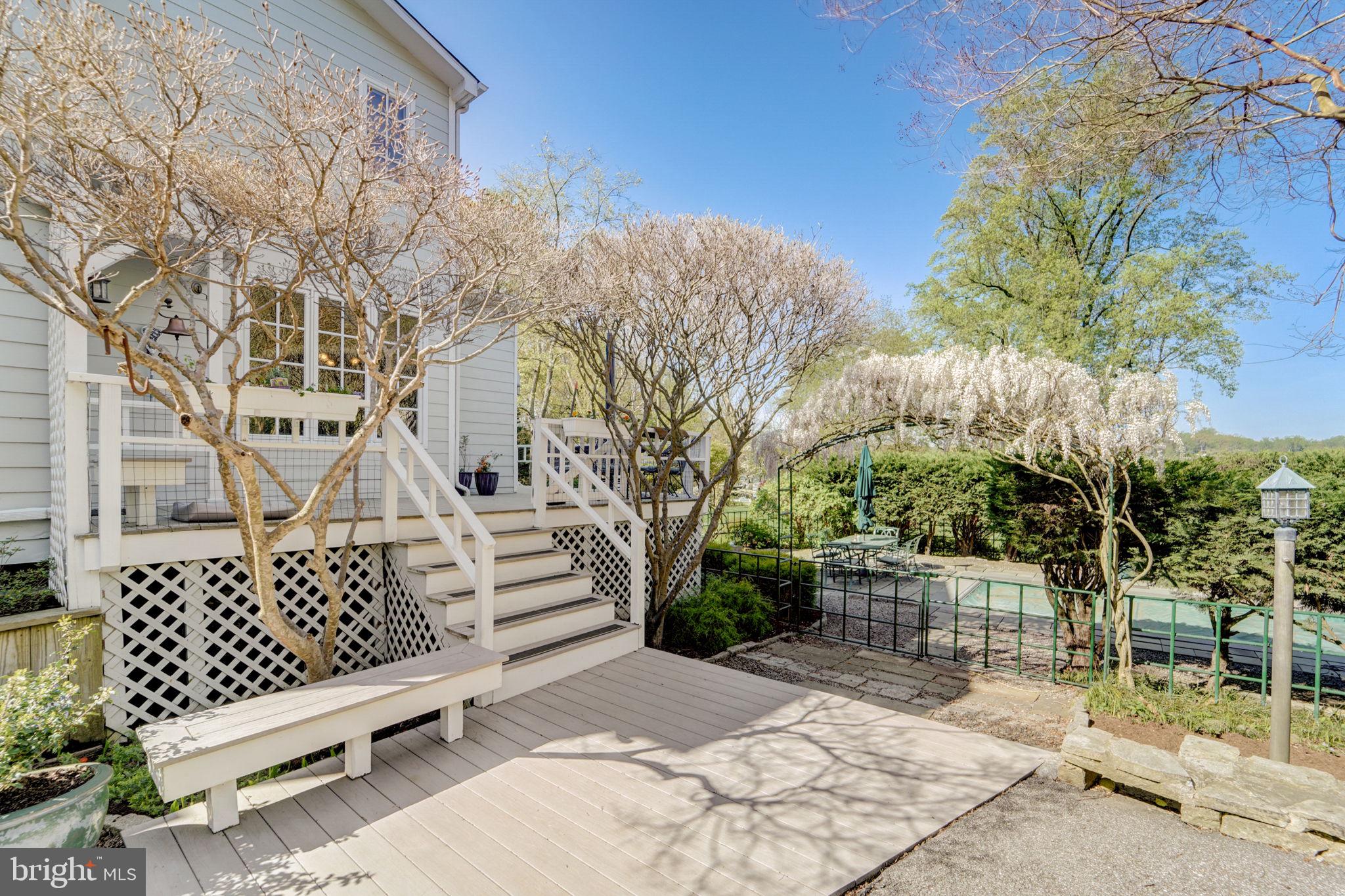 298 JOYCE LANE W