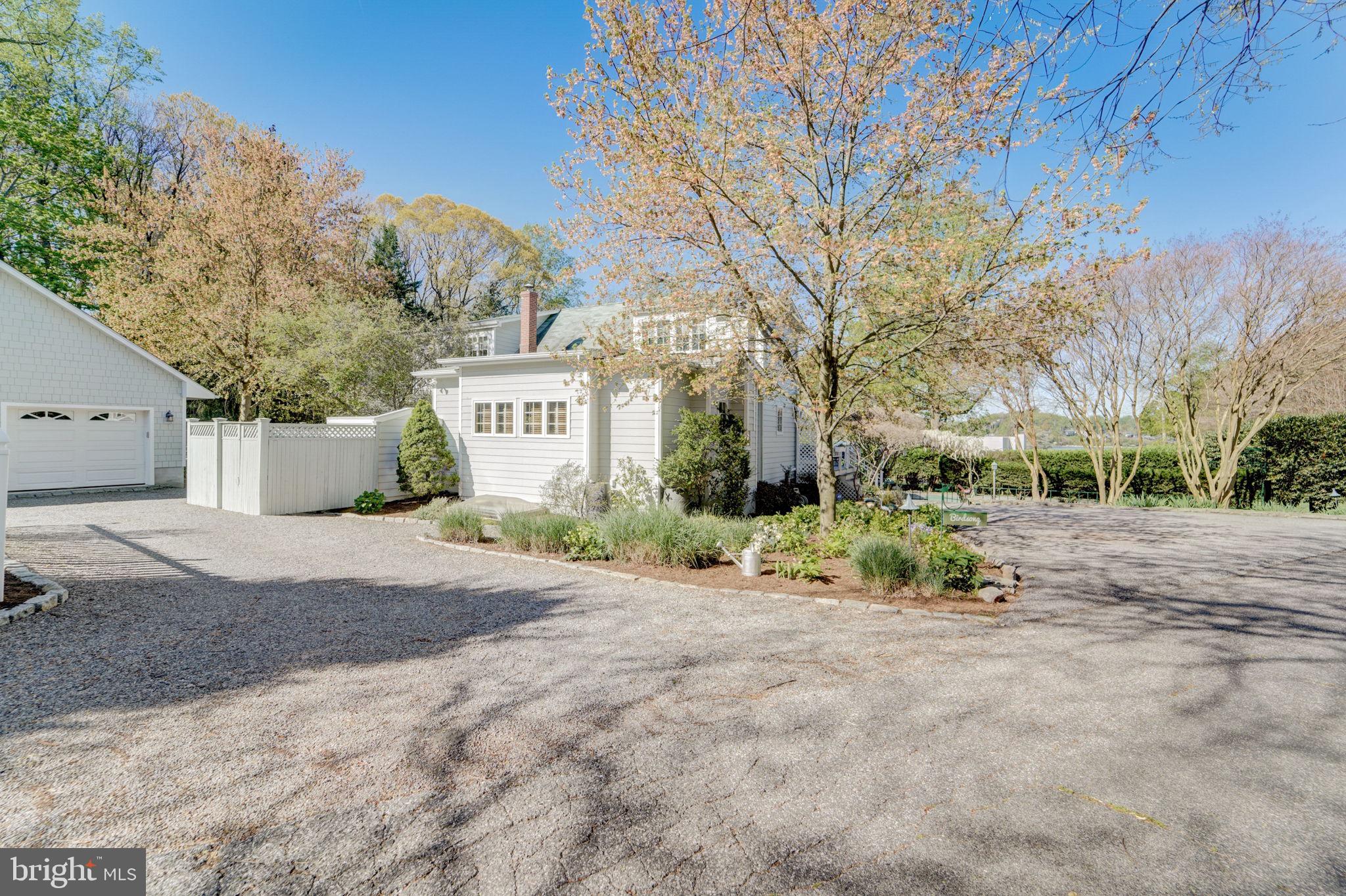 298 JOYCE LANE W