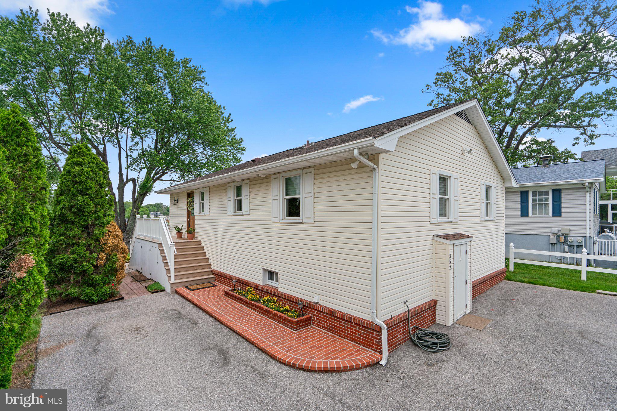 352 NORTH DRIVE