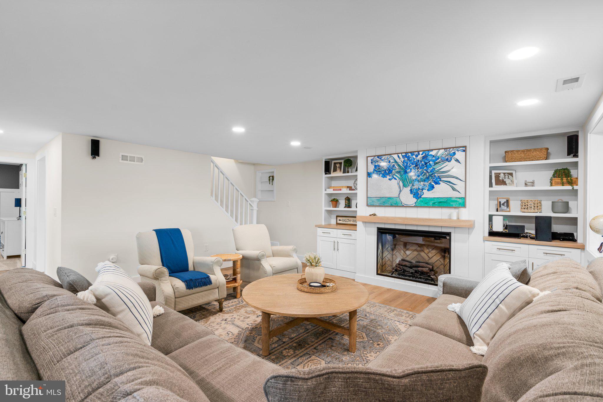 352 NORTH DRIVE
