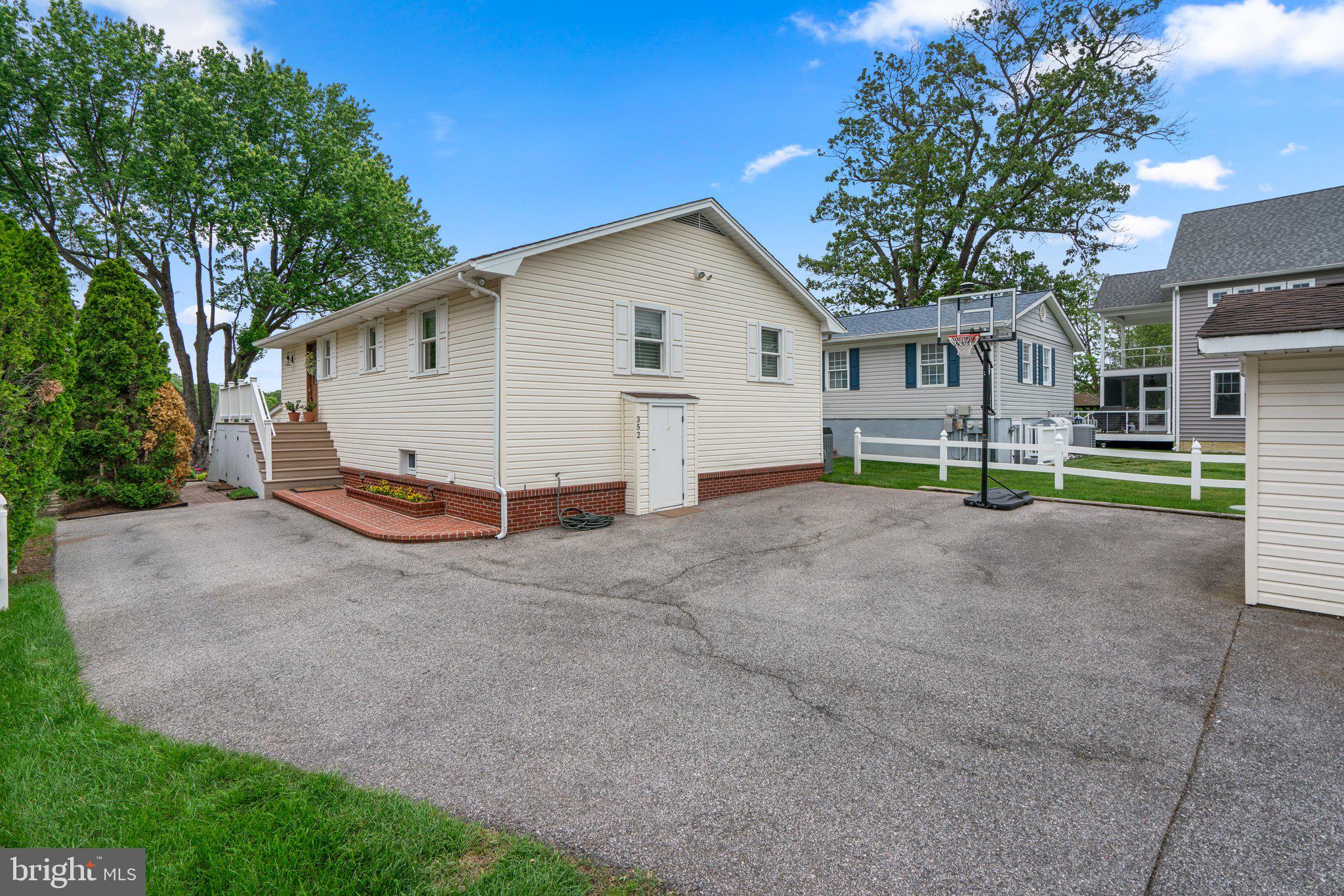 352 NORTH DRIVE