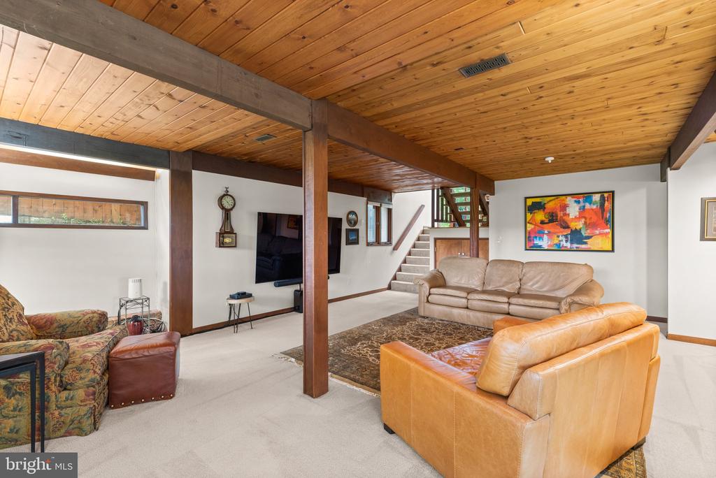 2749 POPLAR LANE