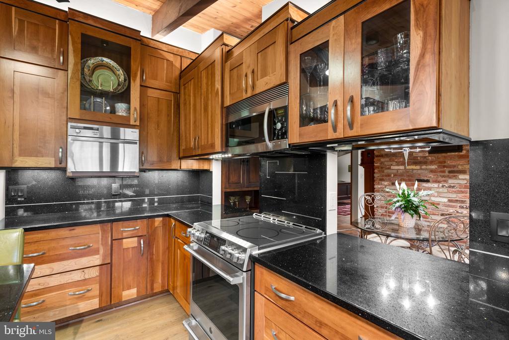 2749 POPLAR LANE