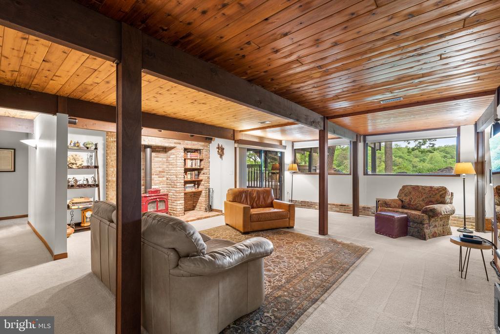 2749 POPLAR LANE