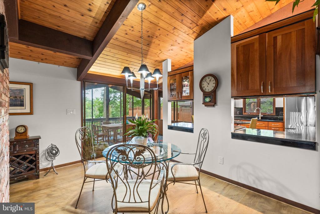 2749 POPLAR LANE