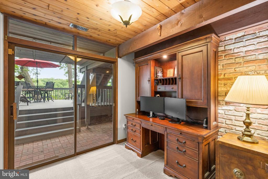 2749 POPLAR LANE