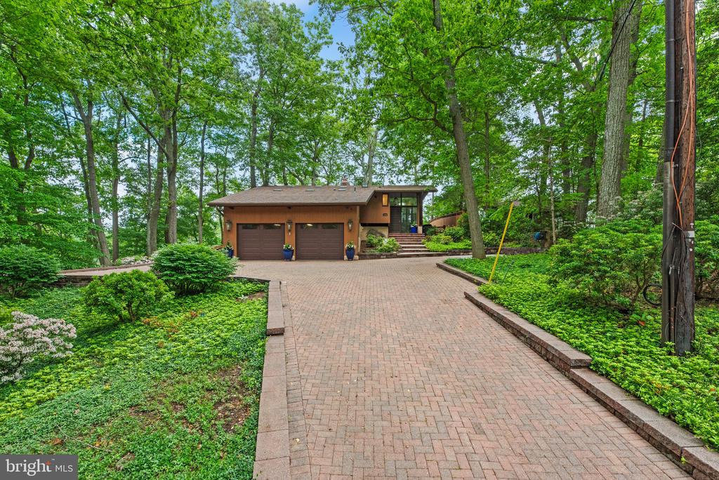 2749 POPLAR LANE