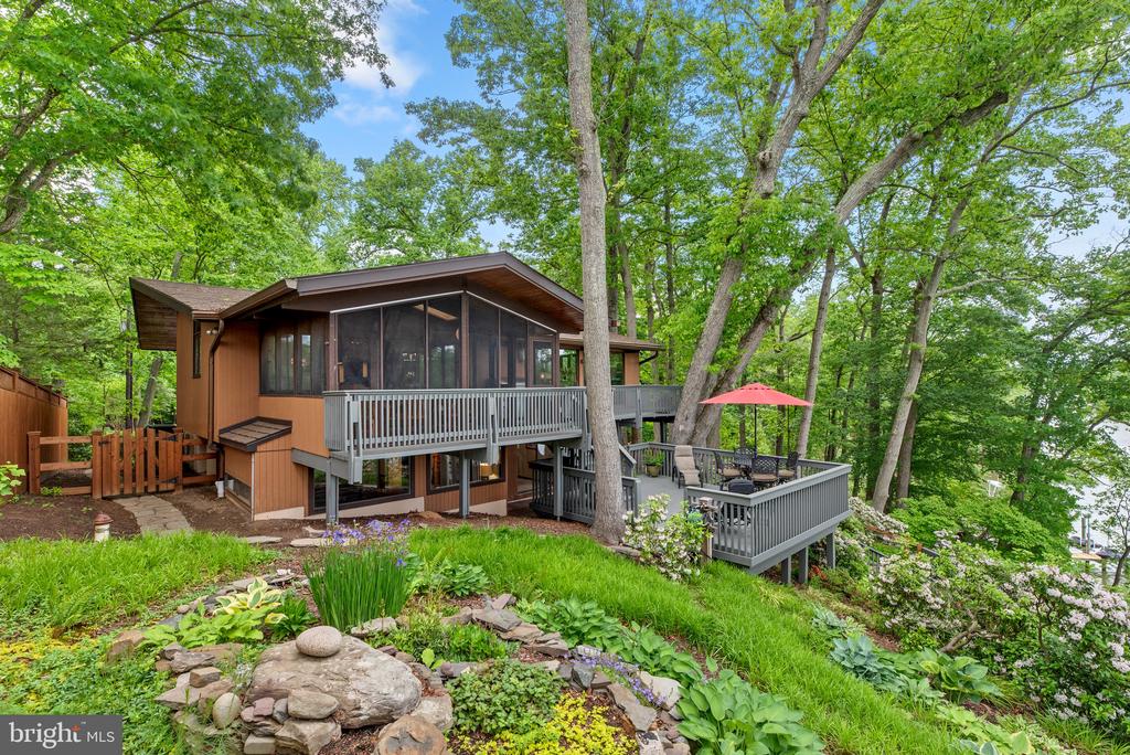 2749 POPLAR LANE