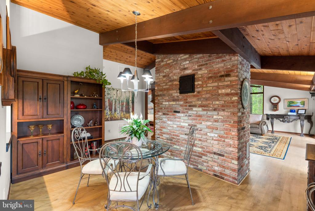 2749 POPLAR LANE