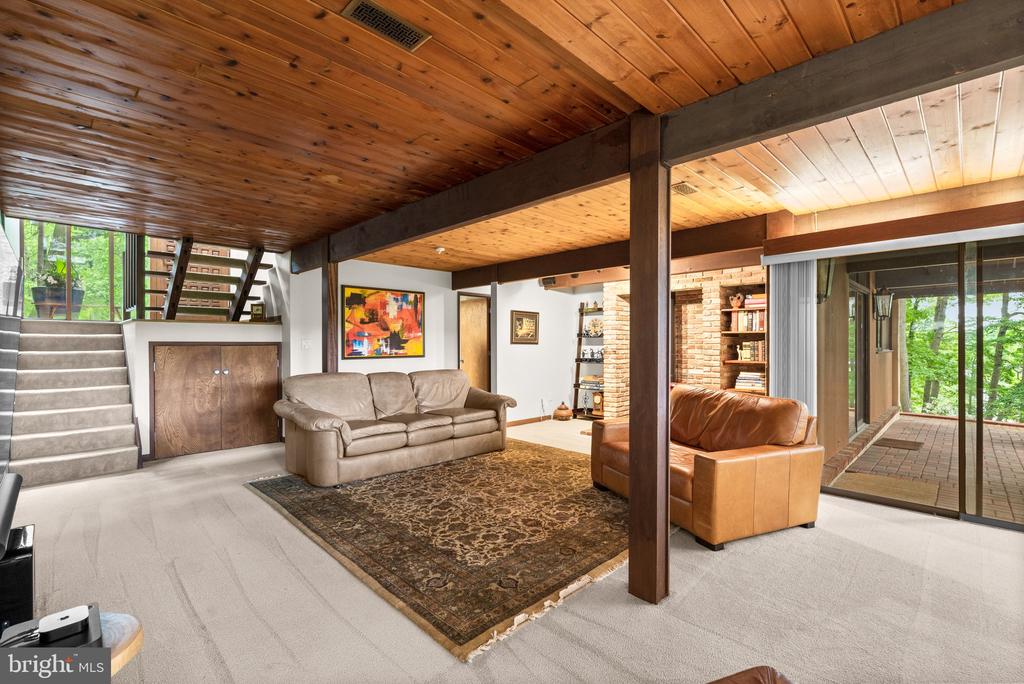 2749 POPLAR LANE