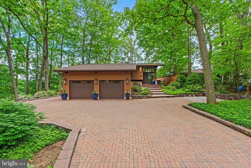 2749 POPLAR LANE