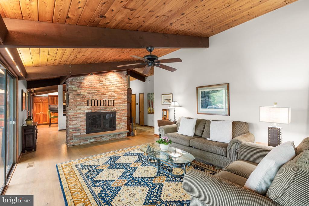2749 POPLAR LANE