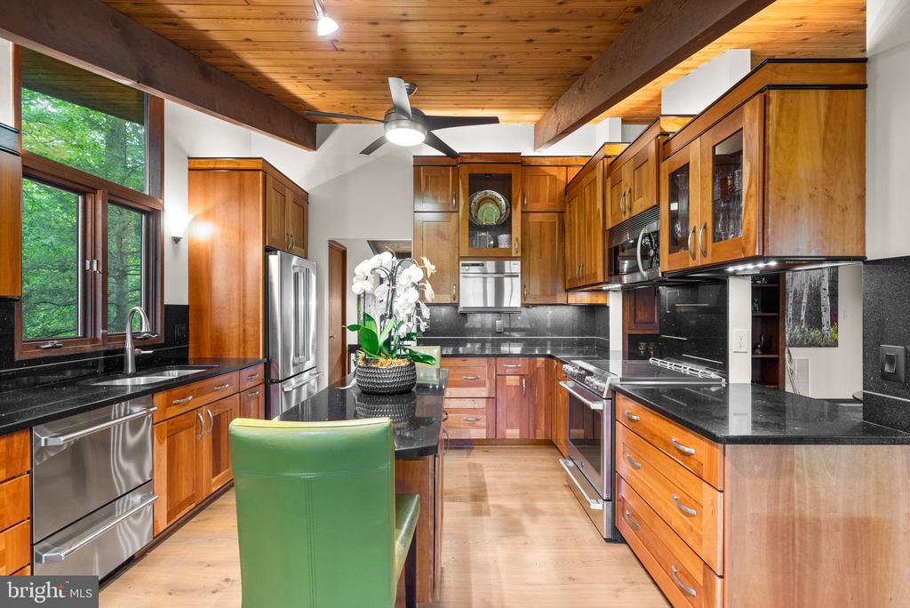 2749 POPLAR LANE