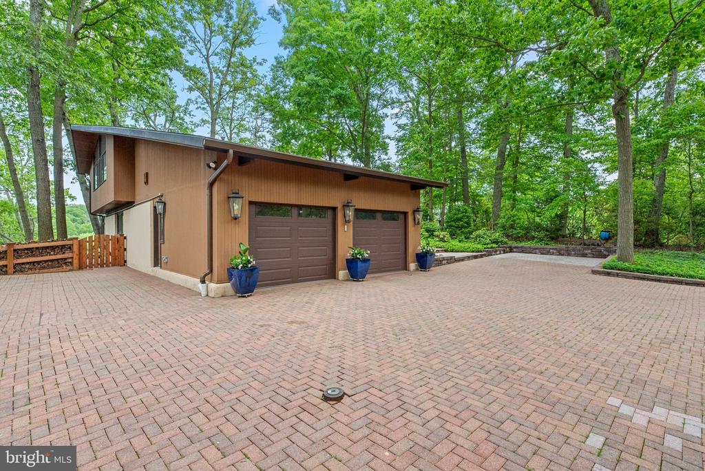 2749 POPLAR LANE