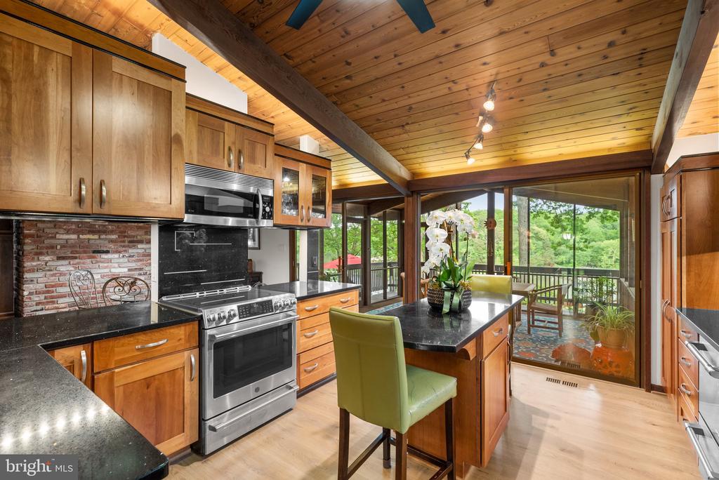 2749 POPLAR LANE
