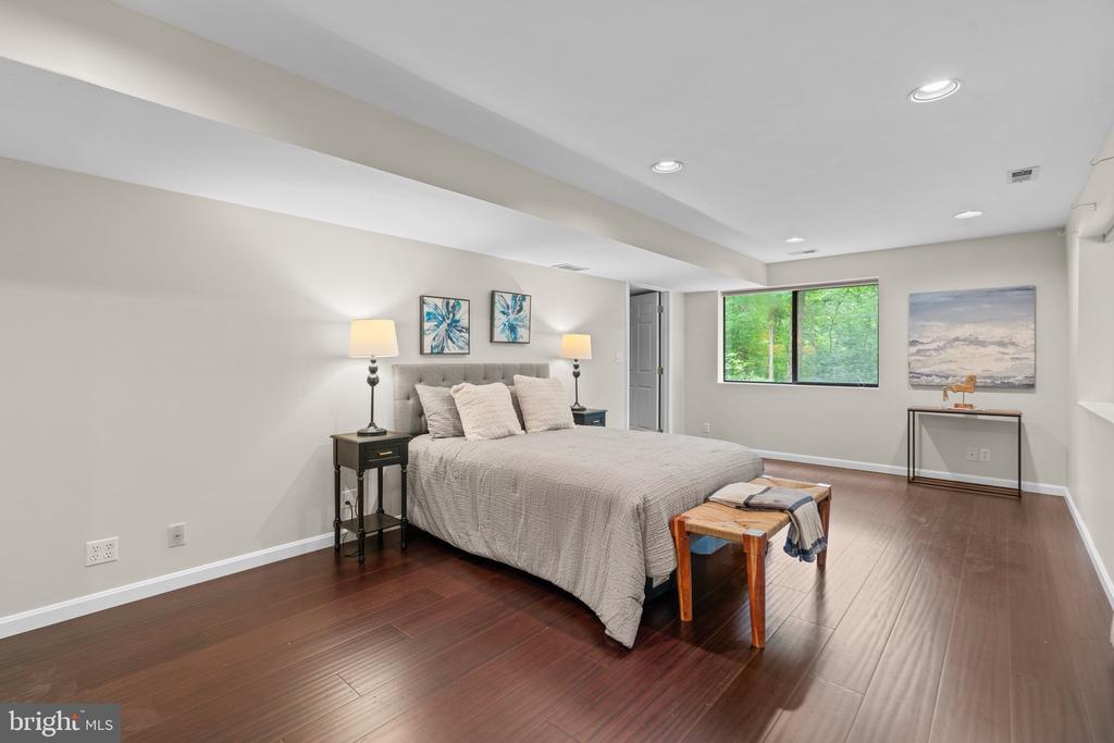 2903 S LAKE