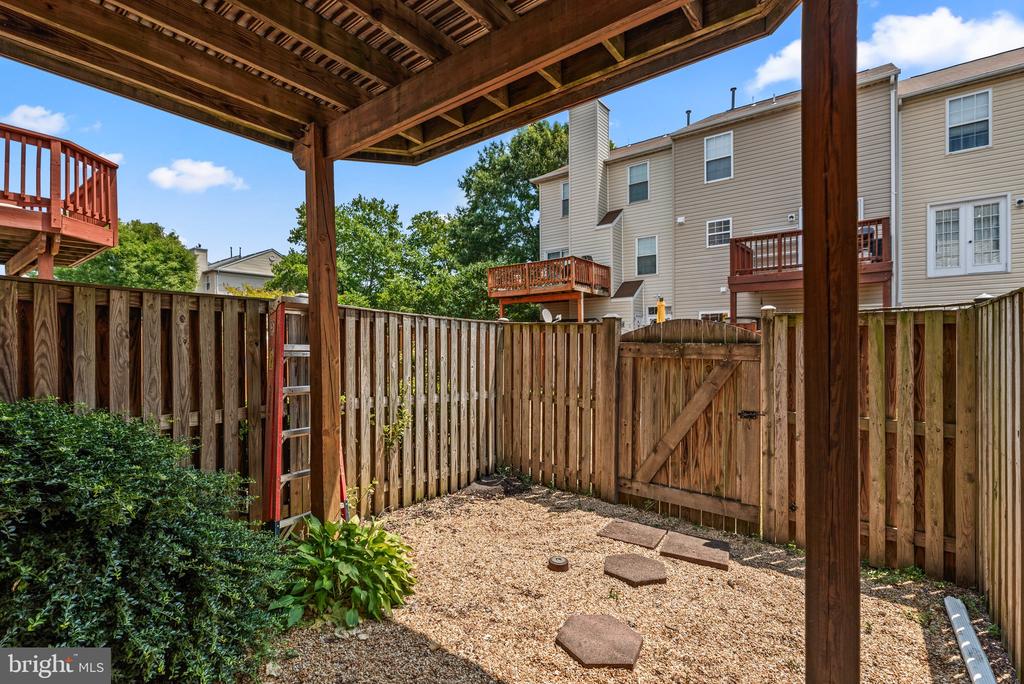 1029 SIMSBURY COURT