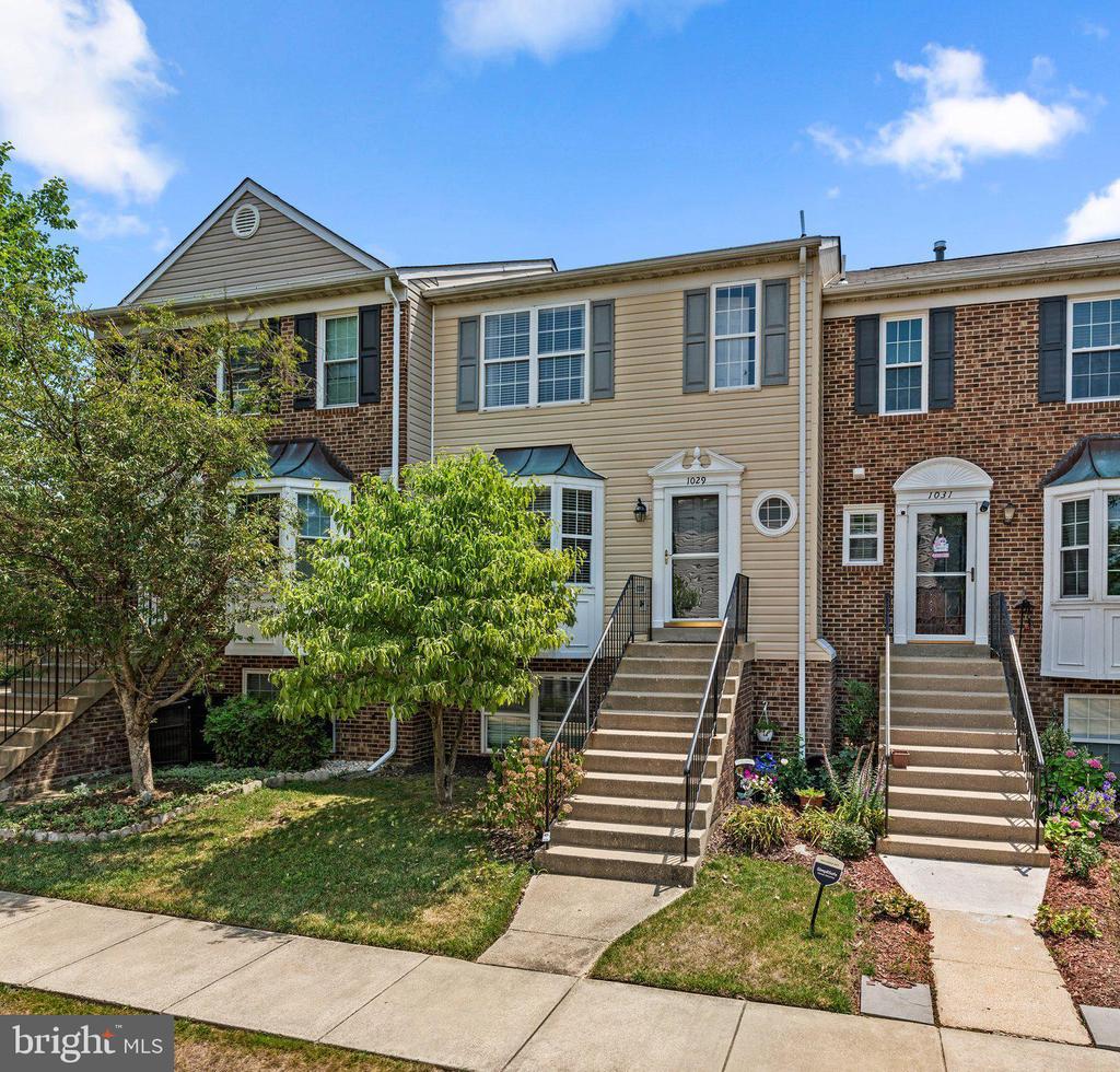 1029 SIMSBURY COURT