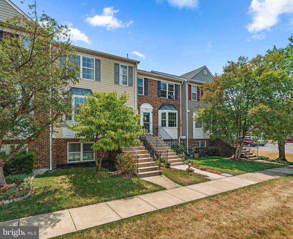 1029 SIMSBURY COURT